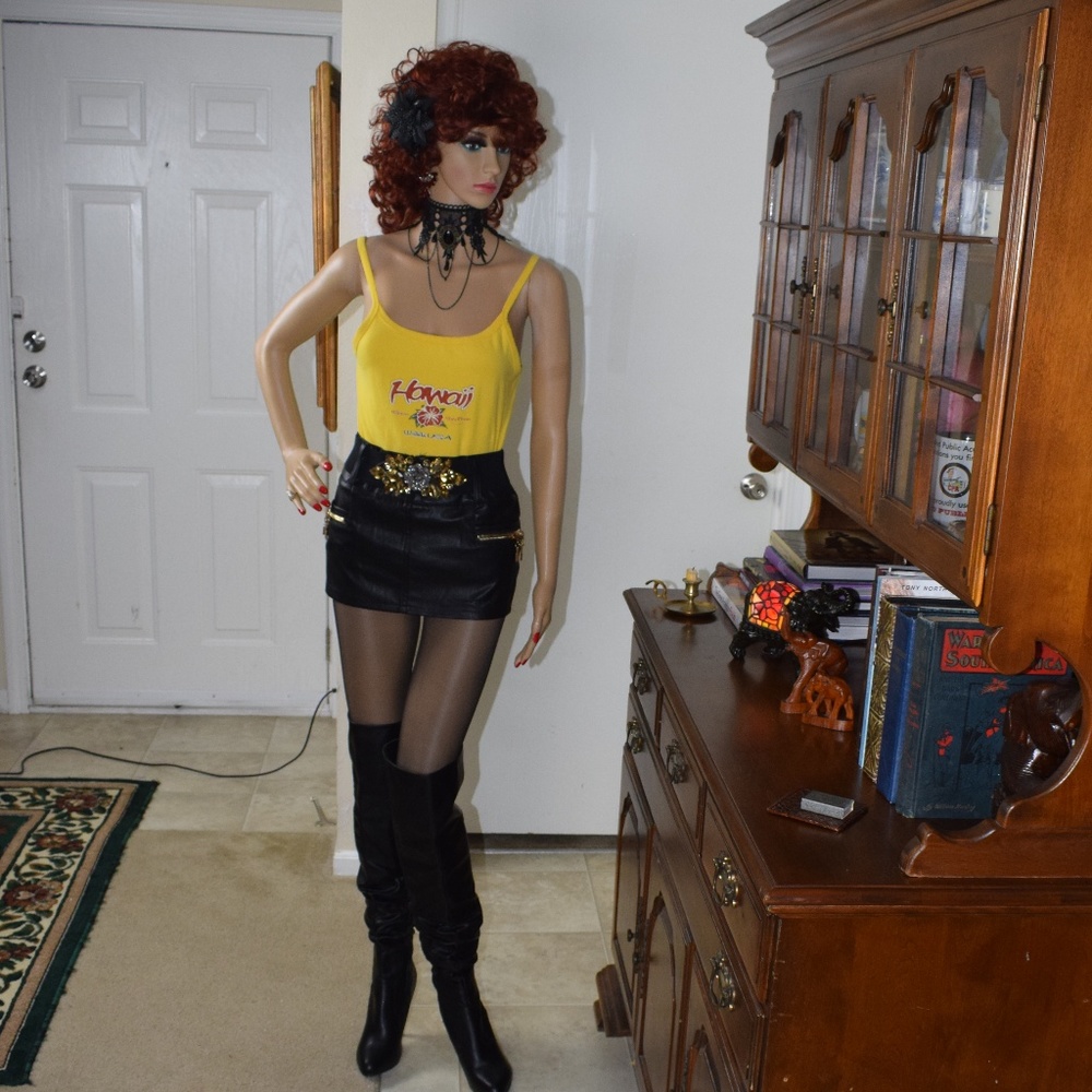 YELLOW HAWAII TOP,  SHORT MINI SKRT BOOTS, HOSE